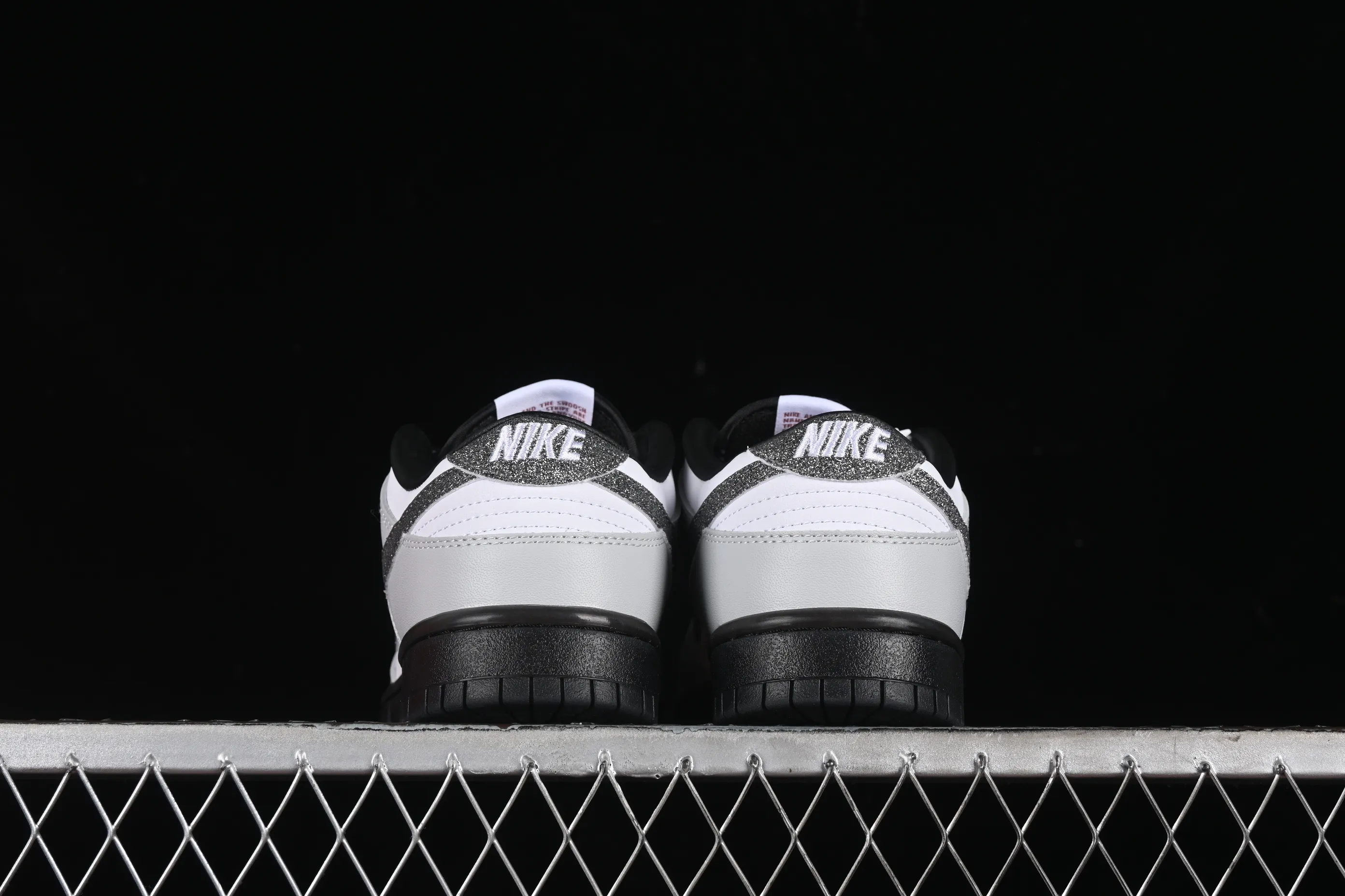 All categories Nk SB Dunk series Nk SB Dunk Low low-top sneakers Nk Dunk Low "Glitter Swoosh" light silver SB low-top casual sneakers HQ3462-191